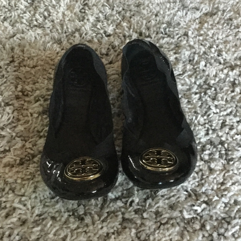 Caroline Flats. Patten leather w/ gold/Black logo.